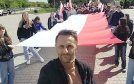 Dzieci z Oleszna trzymają ogromną flagę Polski