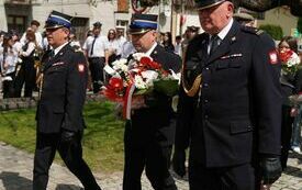 Delegacja Straży Pożarnej składa kwiaty przed pomnikiem