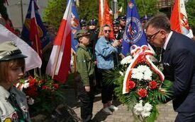 Delegacja Powiatu składa kwiaty pod pomnikiem