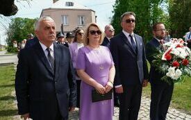 Delegacja Powiatu Włoszczowskiego czeka w kolejce by złożyć wiązankę kwiat&oacute;w pod pomnikiem