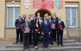 Wsp&oacute;lne zdjęcie Rady Powiatu Włoszczowskiego kadencji 2024 - 2029 przed budynkiem Starostwa