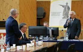 Przewodniczący Rady Powiatu gratuluje nowo wybranemu wicestaroście