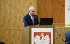 Głos przy m&oacute;wnicy zabiera Radny Paweł Strączyński