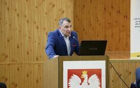 Głos przy m&oacute;wnicy zabiera Radny Jacek Zięba
