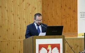 Treść uchwały odczytuje Radny Rafał Pacanowski