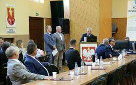 Przewodniczący Komisji Skrutacyjnej przedstawia wyniki głosowania