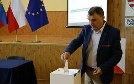 Radni kolejno wrzucają do urny wyborczej karty do głosowania na starostę