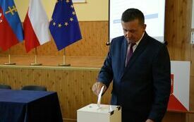 Radni kolejno wrzucają do urny wyborczej karty do głosowania na starostę