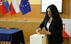 Radni kolejno wrzucają do urny wyborczej karty do głosowania na starostę