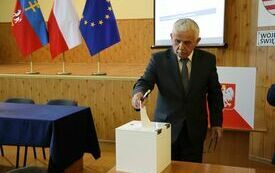 Radni kolejno wrzucają do urny wyborczej karty do głosowania na starostę
