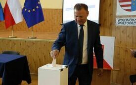 Radni kolejno wrzucają do urny wyborczej karty do głosowania na starostę
