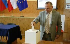 Radni kolejno wrzucają do urny wyborczej karty do głosowania na starostę