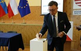 Radni kolejno wrzucają do urny wyborczej karty do głosowania na starostę