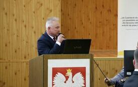 Głos przy m&oacute;wnicy zabiera Przewodniczący Komisji Skrutacyjnej Dariusz Mietelski
