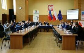 Radni podnoszą ręce podczas głosowania