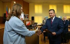 Przewodnicząca Powiatowej Komisji Wyborczej we Włoszczowie Joanna Kowalczyk wręcza nowo wybranym radnym zaświadczenia o wyborze na radnego
