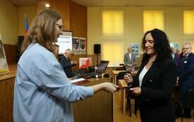 Przewodnicząca Powiatowej Komisji Wyborczej we Włoszczowie Joanna Kowalczyk wręcza nowo wybranym radnym zaświadczenia o wyborze na radnego