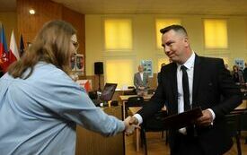 Przewodnicząca Powiatowej Komisji Wyborczej we Włoszczowie Joanna Kowalczyk wręcza nowo wybranym radnym zaświadczenia o wyborze na radnego