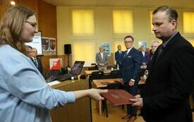 Przewodnicząca Powiatowej Komisji Wyborczej we Włoszczowie Joanna Kowalczyk wręcza nowo wybranym radnym zaświadczenia o wyborze na radnego