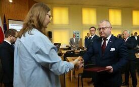 Przewodnicząca Powiatowej Komisji Wyborczej we Włoszczowie Joanna Kowalczyk wręcza nowo wybranym radnym zaświadczenia o wyborze na radnego