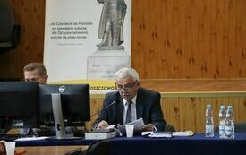 Obrady prowadzi najstarszy Radny - Zbigniew Matyśkiewicz