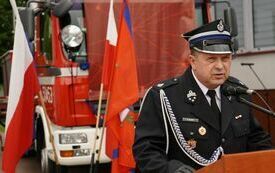 Przy m&oacute;wnicy głos zabiera jeden ze strażak&oacute;w