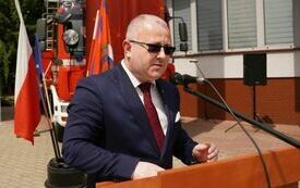 Przy m&oacute;wnicy głos zabiera Wicestarosta Łukasz Karpiński