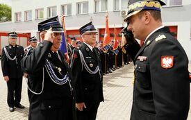 Wręczenie odznaczeń i akt&oacute;w nadania wyższych stopni służbowych strażakom