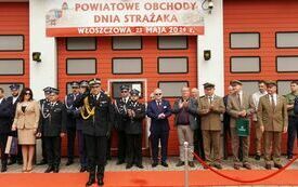 Zaproszeni na uroczystość goście stoją przed Komendą Powiatową PSP we Włoszczowie