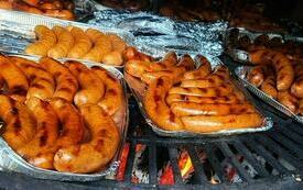 Kielbaski pieką się na grillu