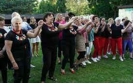 Publiczność zgromadzona pod sceną śpiewa przeboje z zespołem MEJ