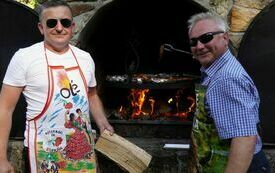 Dw&oacute;ch radnych powiatowych grilluje kiełbaski na ruszcie
