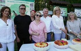 Organizatorzy Maj&oacute;wki kroją 3 torty żeby poczęstować uczestnik&oacute;w imprezy