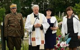 Ksiądz odmawia modlitwę