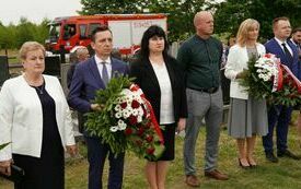 Delegacje z wiązankami kwiat&oacute;w stoją na cmentarzu w Stanowiskach