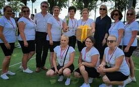 Uczestniczki Olimpiady z medalami na szyi pozują do zdjęcia ze Starostą i Dyrektor PCK-R
