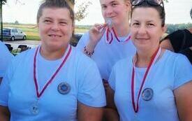 Uczestniczki Olimpiady z medalami na szyi 