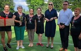 Uczestniczki Olimpiady z medalami na szyi pozują do zdjęcia ze Starostą i Dyrektor PCK-R