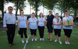 Uczestniczki Olimpiady z medalami na szyi pozują do zdjęcia ze Starostą i Dyrektor PCK-R