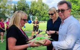 Starosta i Dyrektor PCK-R wręczają nagrody uczestniczkom Olimpiady