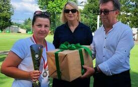 Starosta i Dyrektor PCK-R wręczają nagrody uczestniczkom Olimpiady