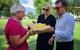 Starosta i Dyrektor PCK-R wręczają nagrody uczestniczkom Olimpiady