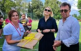 Starosta i Dyrektor PCK-R wręczają nagrody uczestniczkom Olimpiady