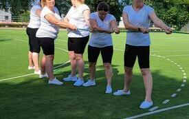 Zawodniczki przeciągają linę