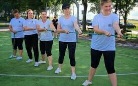 Zawodniczki przeciągają linę