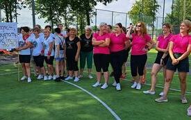 Zawodniczki stoją w grupach przed rozpoczeciem Olimpiady