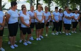 Zawodniczki stoją w grupach przed rozpoczeciem Olimpiady