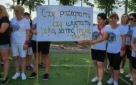 Zawodniczki stoją w grupach przed rozpoczeciem Olimpiady