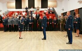 Dow&oacute;dca uroczystości podinsp. Edyta Kołdon-Prokopowicz składa meldunek o gotowości do rozpoczęcia uroczystej zbi&oacute;rki Zastępcy Komendanta Wojew&oacute;dzkiego Policji w Kielcach mł. insp. Marcinowi Chatysowi