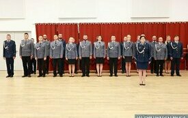 W jednej z sal w plac&oacute;wce kultury w Krasocinie policjanci z powiatu włoszczowskiego stoja w dwuszeregu